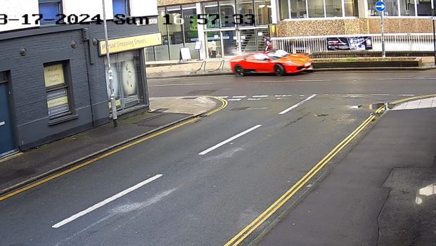 Αγγλία: Πρώην παίκτης ριάλιτι τα πήρε όλα σβάρνα με την Ferrari του - Δείτε βίντεο