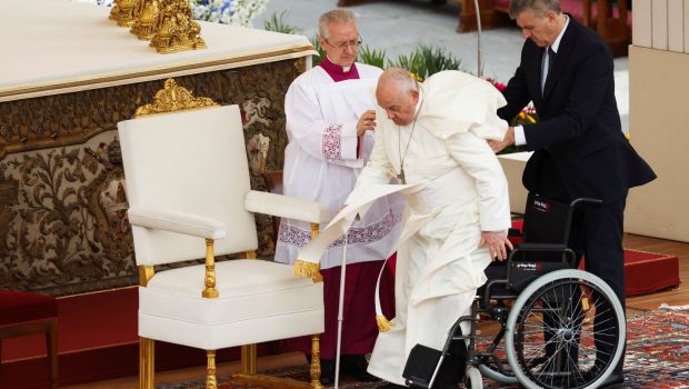 Βατικανό: Σε αναπηρικό αμαξίδιο ο Πάπας Φραγκίσκος για την Θεία Λειτουργία