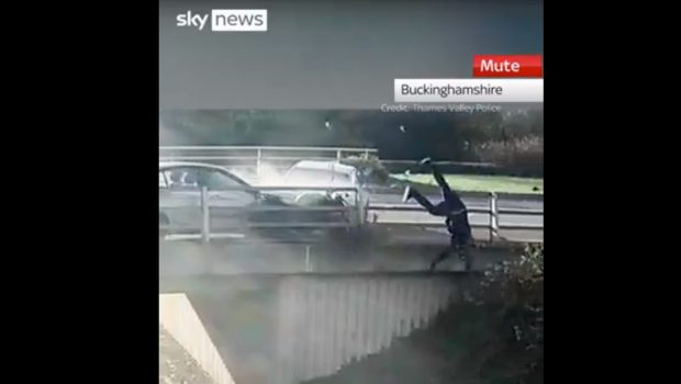 Σοκαριστικό - Οδηγός μηχανής πέφτει από γέφυρα μετά από σύγκρουση με αυτοκίνητο