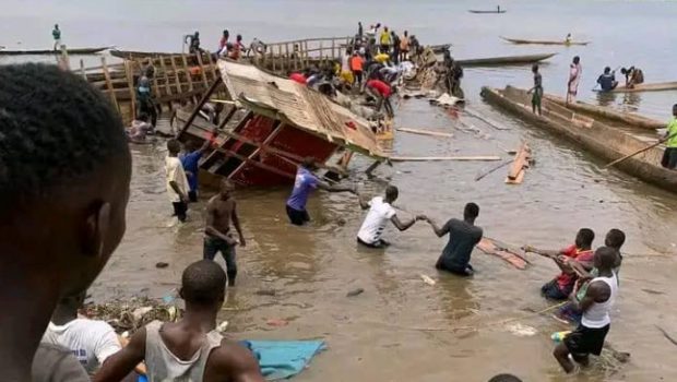 Αδιανόητο: Νεκροί 58 άνθρωποι ενώ πήγαιναν σε... κηδεία - Ανατράπηκε το σκάφος τους