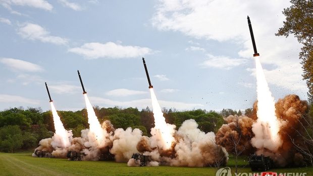 Βόρεια Κορέα: Ομοβροντία πυραύλων σε άσκηση «πυρηνικής αντεπίθεσης» υπό το βλέμμα του Κιμ Γιονγκ Ουν