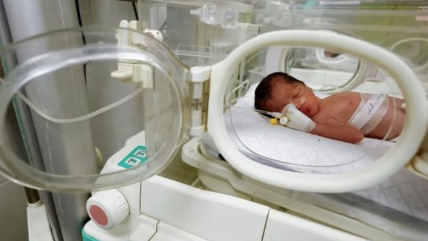Γάζα: Πέθανε το μωρό που γεννήθηκε με καισαρική από τη νεκρή μητέρα του