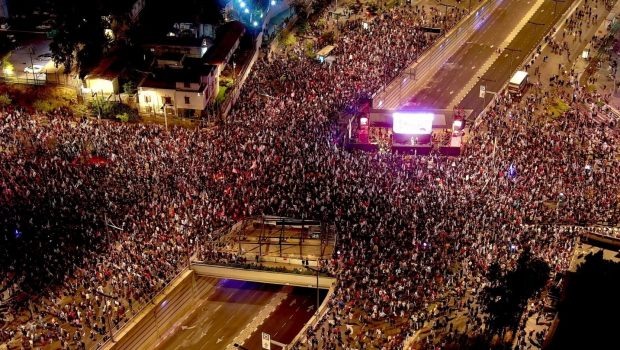 Ισραήλ: Δεκάδες χιλιάδες Ισραηλινοί διαδήλωσαν στο Τελ Αβίβ ζητώντας την παραίτηση Νετανιάχου