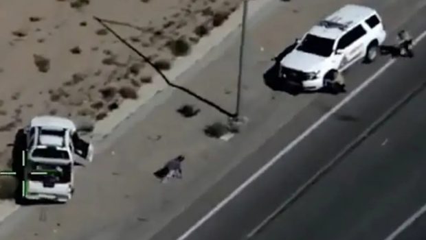 Καλιφόρνια: Η στιγμή που αστυνομικοί πυροβολούν έφηβη που τρέχει προς το μέρος τους για βοήθεια