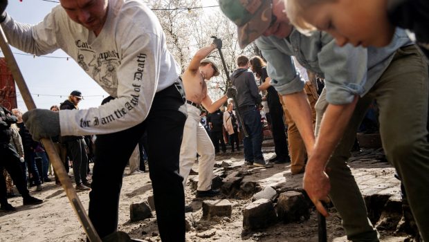 Κοπεγχάγη: Οι κάτοικοι στην Christiania τα έβαλαν με τις συμμορίες - Ξήλωσαν την «Οδό για τα βαποράκια»