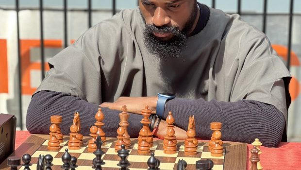 Νέα Υόρκη: Έπαιξε σκάκι επί 58 συνεχόμενες ώρες και κατέρριψε το ρεκόρ Γκίνες