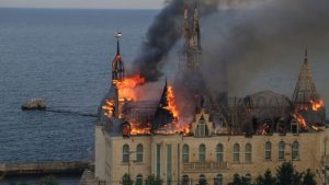 Ουκρανία: Στις φλόγες το «Κάστρο του Χάρι Πότερ» στην Οδησσό μετά το ρωσικό χτύπημα