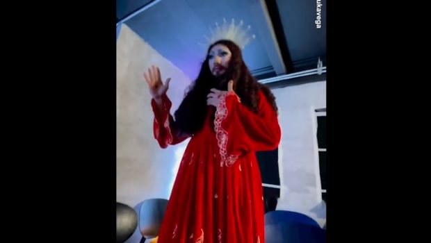 Συνελήφθη ξανά η drag queen «Pura Luka Vega» - Παρουσίασε ως ροκ σταρ τον Ιησού