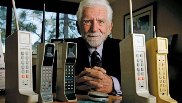 Το πρώτο κινητό τηλέφωνο βγήκε πριν από 51 χρόνια και έμοιαζε με τούβλο