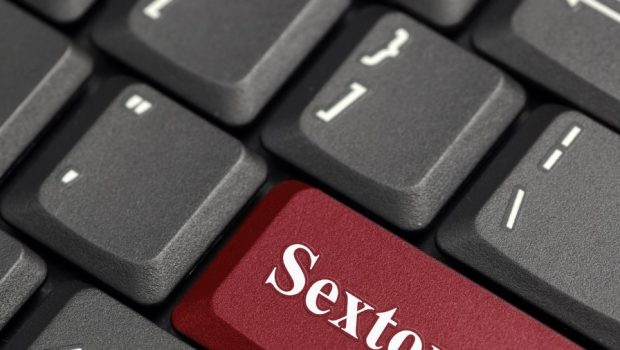 Sextortion: Τα μέσα κοινωνικής δικτύωσης πωλούν οδηγίες για σεξουαλικό εκβιασμό
