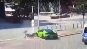 Βραζιλία: Βίντεο δείχνει οδηγό να ρίχνει τη Lamborghini του πάνω σε δικυκλιστή που του έκλεψε το Rolex