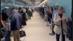Βρετανία: Χάος στα αεροδρόμια λόγω προβλήματος στον έλεγχο διαβατηρίων