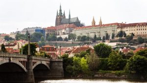 Η ιστορία πίσω από το κάστρο της Πράγας και η «κατάρα» του στέμματος