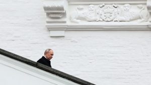 Η ορκωμοσία του Πούτιν και οι πέντε λόγοι που δεν θα καταρρεύσει όπως ο Γκορμπατσόφ