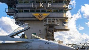ΗΠΑ: Το Αεροπλανοφόρο Αϊζενχάουερ επέστρεψε στην Ερυθρά Θάλασσα εν μέσω κλιμάκωσης