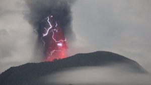 Ινδονησία: Εξερράγη το ηφαίστειο Ίμπου - Απομακρύνθηκαν οι κάτοικοι επτά χωριών