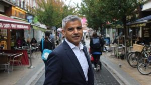 Ιστορικό ρεκόρ από τον Σαντίκ Καν - Επανεξελέγη δήμαρχος του Λονδίνου για τρίτη θητεία