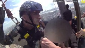 Νέα Υόρκη: Αστυνομικοί έσωσαν γυναίκα που αιωρούνταν στο κενό από 54ο όροφο ουρανοξύστη (βίντεο)