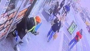 Νέα Υόρκη: Δέχθηκε επίθεση με μαχαίρι μπροστά στα μάτια της κόρης της - «Αυτός ο άντρας θα επιτεθεί ξανά»