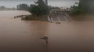 «Πνίγεται» η Βραζιλία - Βίντεο από τη στιγμή που το νερό «καταπίνει» γέφυρα
