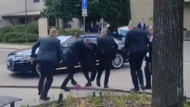 Σλοβακία: Η στιγμή που ο πρωθυπουργός Ρόμπερτ Φίτσο απομακρύνεται τραυματισμένος - Συγκλονιστικό βίντεο