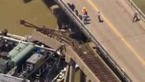 Τέξας: Φορτηγίδα προσέκρουσε σε γέφυρα στο Γκάλβεστον - Διαρροή πετρελαίου