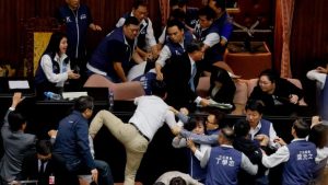 Ταϊβάν: Βουλευτές μετέτρεψαν το Κοινοβούλιο σε ρινγκ - Σπρωξίματα και άγριο ξύλο