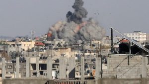 Το Ισραήλ «σφυροκοπά» τη Ράφα λίγες ώρες πριν τις διαπραγματεύσεις in extremis στο Κάιρο