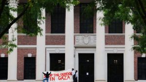 Χάρβαρντ: «Τερματίστε την κατάληψη» - Ο πρόεδρος του πανεπιστημίου απειλεί τους φοιτητές με αποβολή