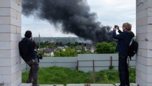 Χιλιάδες Ουκρανοί φεύγουν από την περιφέρεια του Χαρκόβου - Η Ρωσία κατέλαβε κι άλλο χωριό