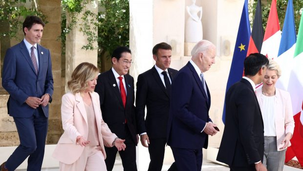 G7: Η χαμογελαστή Μελόνι και η παρέλαση των «στοιχειωμένων», που μετράνε μέρες στην εξουσία