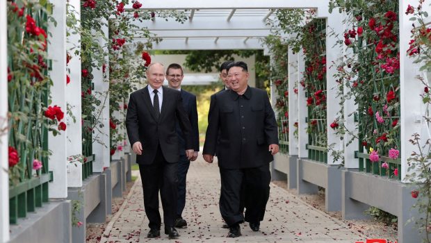 Βόρεια Κορέα: Τα δώρα που αντάλλαξαν Κιμ Γιονγκ Ουν και Βλαντιμίρ Πούτιν (εικόνες)