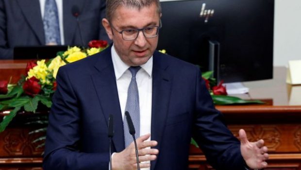 Βόρεια Μακεδονία: Στο συνταγματικό όνομα ορκίστηκε η νέα κυβέρνηση αφού έλαβε ψήφο εμπιστοσύνης από τη Βουλή
