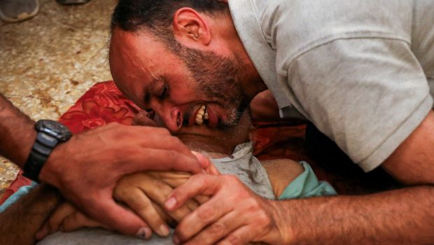 Γάζα: Η Χαμάς κατηγορεί το Ισραήλ για «σύνθετο έγκλημα πολέμου» μετά την πολύνεκρη επίθεση στη Νουσεϊράτ