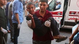 Γάζα: Το Ισραήλ επιτίθεται στο κέντρο της Λωρίδας την ώρα που άμαχοι πλημμυρίζουν το ήδη γεμάτο νοσοκομείο
