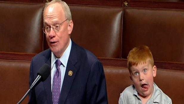 ΗΠΑ: Βίντεο με τον γιο γερουσιαστή να κάνει αστείες γκριμάτσες την ώρα που ο πατέρας του μιλούσε στο Κογκρέσο