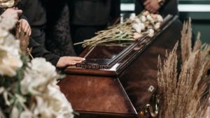 ΗΠΑ: Γυναίκα μεταφέρθηκε σε γραφείο τελετών για την κηδεία της και διαπιστώθηκε ότι... ήταν τελικά ζωντανή
