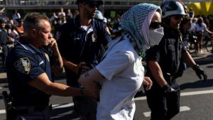ΗΠΑ: Διαδηλωτές υπέρ της Παλαιστίνης εισέβαλαν σε μουσείο της Νέας Υόρκης - 22 συλλήψεις από την Αστυνομία