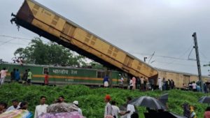 Ινδία: Τουλάχιστον 13 νεκροί από τη σύγκρουση επιβατικού τρένου με εμπορική αμαξοστοιχία