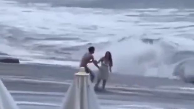 Ρωσία: Η συγκλονιστική στιγμή που κύματα παρασύρουν 20χρονη σε παραλία - Αγνοείται ακόμη