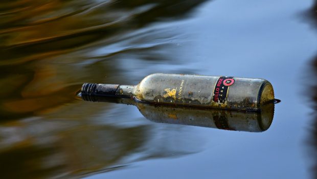 Σρι Λάνκα: Ψαράδες βρήκαν μπουκάλια στη θάλασσα, άρχισαν να πίνουν και πέθαναν