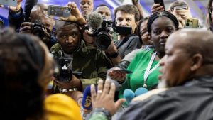 Τέλος στην κυριαρχία τριών δεκαετιών του κόμματος του Μαντέλα - Τι βγάζουν οι κάλπες στη Ν. Αφρική