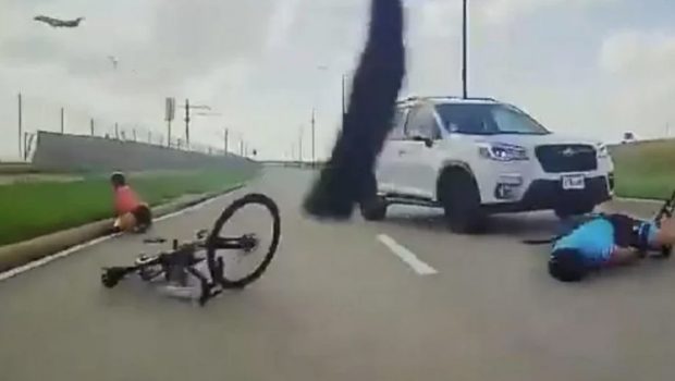 Τέξας: Η τρομακτική στιγμή που οδηγός χτυπάει δύο ποδηλάτες (σκληρές εικόνες)