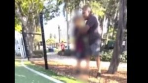 Φλόριντα: Πατέρας πιάνει από το λαιμό 10χρονο επειδή τσακώθηκε με τον γιο του