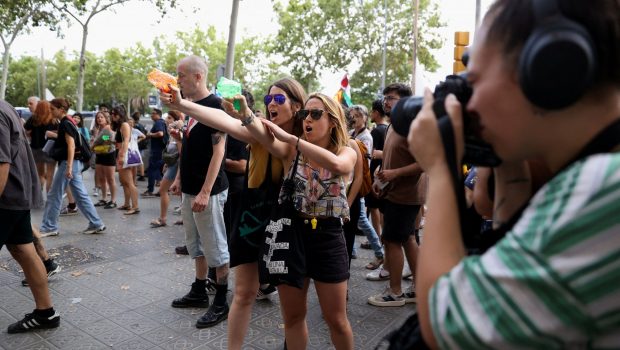 Βαρκελώνη: Λένε «αρκετά» με τον υπερτουρισμό και καταβρέχουν με νεροπίστολα τους τουρίστες
