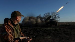 Η Ουκρανία λέει πως έπληξε αεροπορική βάση της Ρωσίας στην Κριμαία