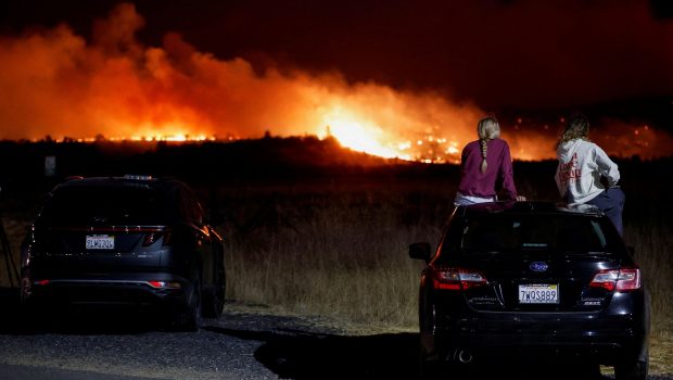ΗΠΑ: Η δασική πυρκαγιά στην Καλιφόρνια διώχνει χιλιάδες κατοίκους από τις εστίες τους