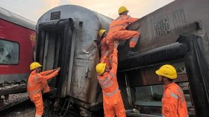 Ινδία: Εκτροχιάστηκε επιβατικό τρένο - Δύο νεκροί και 35 τραυματίες ο νεότερος απολογισμός