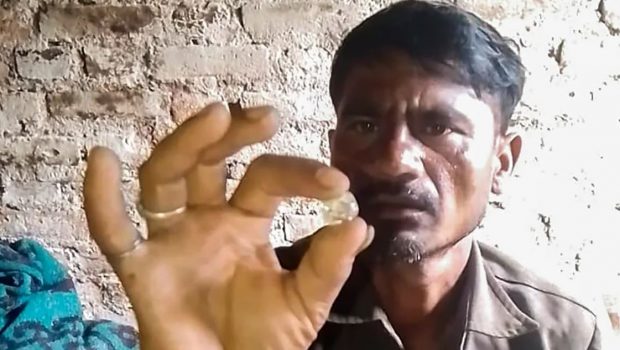 Ινδία: Καταχρεωμένος εργάτης βρίσκει διαμάντι που του άλλαξε τη ζωή