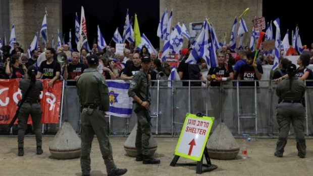 Ισραήλ: Διαδήλωση ισραηλινών στο αεροδρόμιο Μπεν Γκουριόν από όπου θα αναχωρήσει ο Νετανιάχου για τις ΗΠΑ